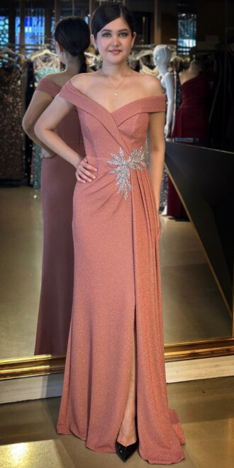 Bakır Madonna Yaka Taş Detaylı Yırtmaçlı Düz Kesim Simli Uzun Abiye Elbise 7566 - abiyeniall