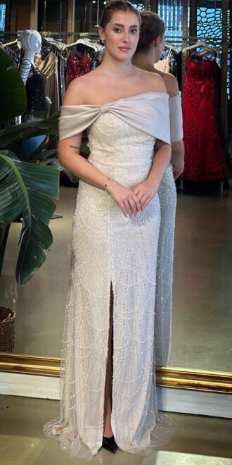 Bej Madonna Yaka Yırtmaçlı Düz Kesim Pullu Boncuklu Uzun Abiye Elbise 11029-02 - abiyeniall