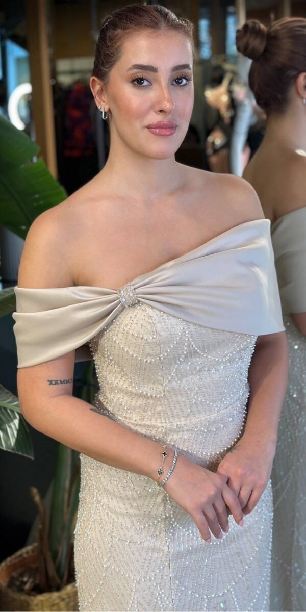 Bej Madonna Yaka Yırtmaçlı Düz Kesim Pullu Boncuklu Uzun Abiye Elbise 11029-02 - 3