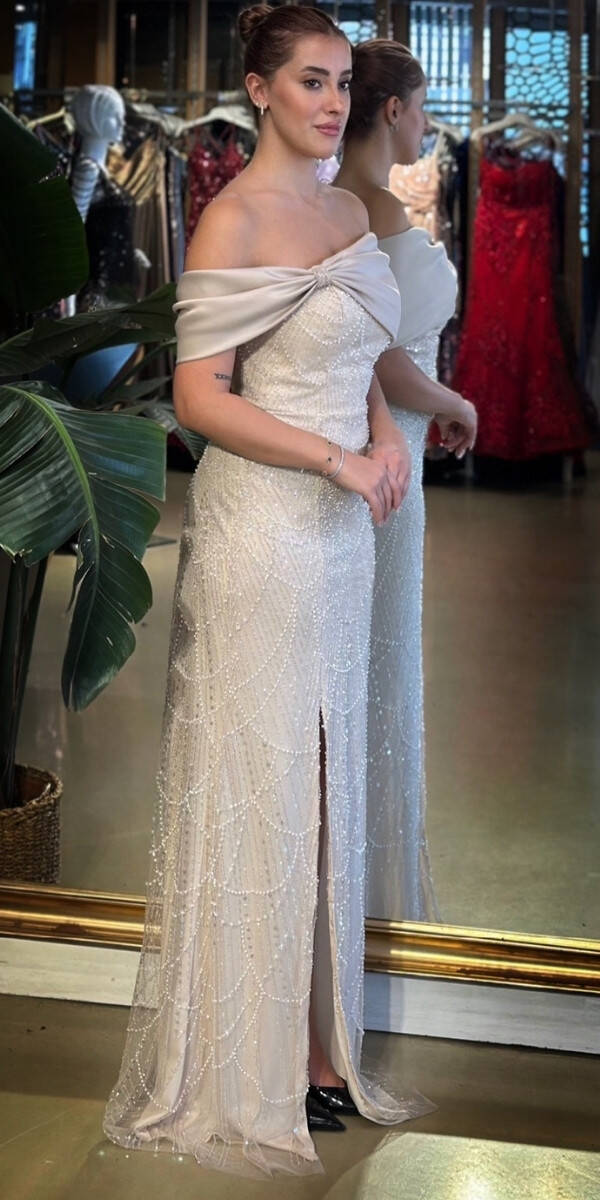 Bej Madonna Yaka Yırtmaçlı Düz Kesim Pullu Boncuklu Uzun Abiye Elbise 11029-02 - 2