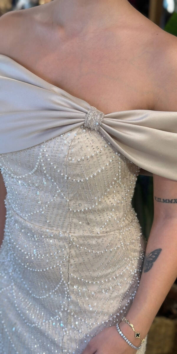 Bej Madonna Yaka Yırtmaçlı Düz Kesim Pullu Boncuklu Uzun Abiye Elbise 11029-02 - 4