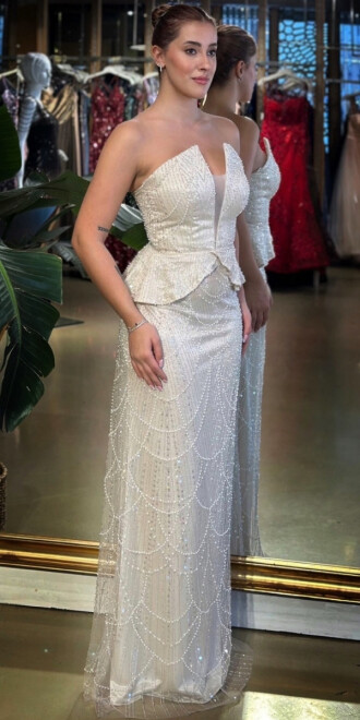 Bej Straplez Yaka Sırt Dekolteli Düz Kesim Pullu Boncuklu Uzun Abiye Elbise 11116-01 - 2