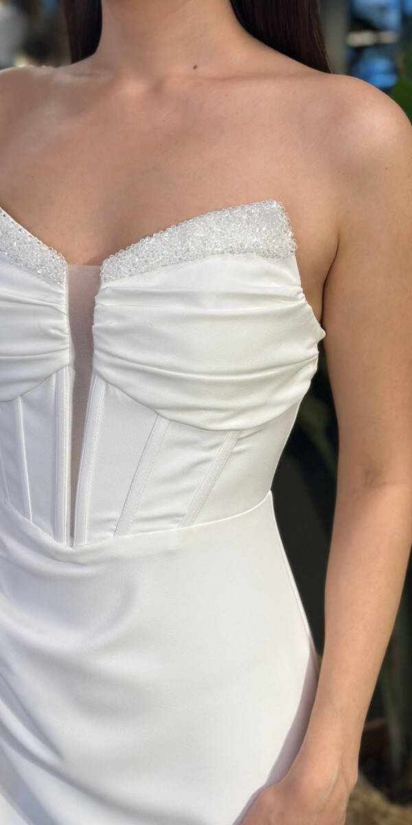 Beyaz Straplez Yaka Taş Detaylı Anvelop Yırtmaçlı Düz Kesim Krep Uzun Abiye Elbise 11109-03 - 4