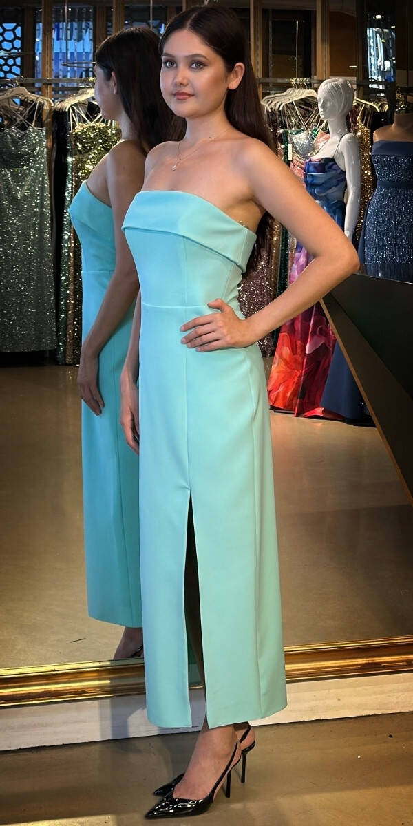 Mintgrünes, trägerloses, geschlitztes, gerade geschnittenes Midi-Abendkleid aus Crêpe 7692 - 2