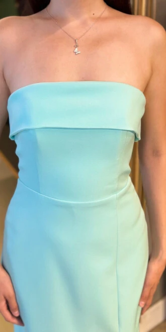 Mintgrünes, trägerloses, geschlitztes, gerade geschnittenes Midi-Abendkleid aus Crêpe 7692 - 4