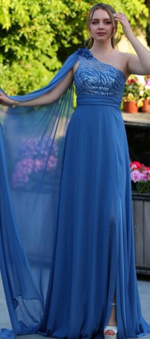 İndigo Tek Omuzlu Çiçek Detaylı Yırtmaçlı Kloş Etekli Şifon Uzun Abiye Elbise 7505 - abiyeniall