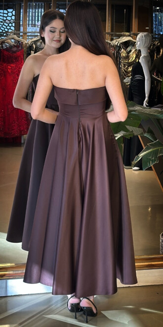 Kahverengi Kare Yaka Kalın Askı Kloş Etekli Saten Midi Abiye Elbise 7647 - 5