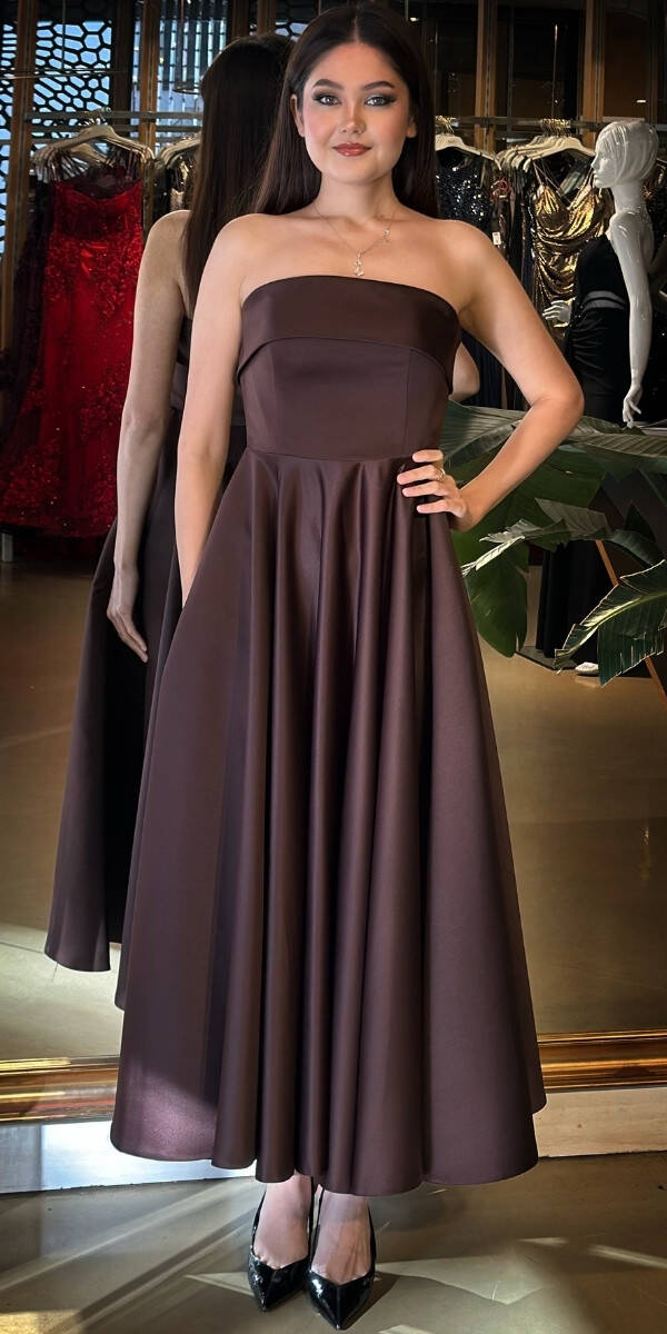 Kahverengi Kare Yaka Kalın Askı Kloş Etekli Saten Midi Abiye Elbise 7647 - 1