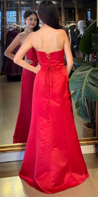 Kırmızı Straplez Yaka Sırt Dekolteli Yırtmaçlı Düz Kesim Saten Uzun Abiye Elbise 11102-03 - 5