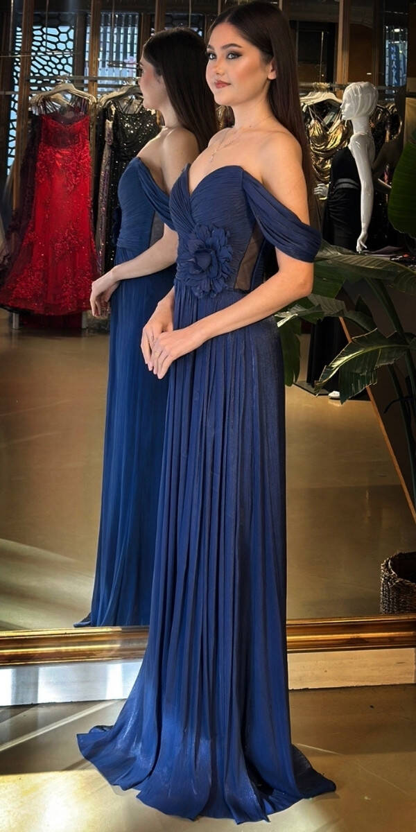 Lacivert Madonna Yaka Çiçek Detaylı Kloş Etekli Likralı Tül Uzun Abiye Elbise 11073-01 - 2