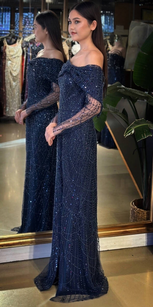 Lacivert Madonna Yaka Uzun Kollu Yırtmaçlı Düz Kesim Pullu Boncuklu Uzun Abiye Elbise 11119-01 - 2