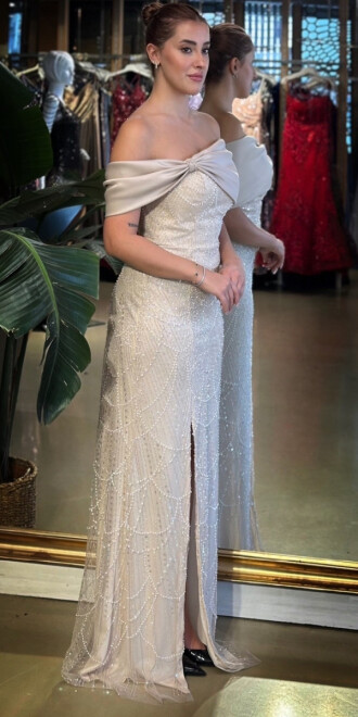 Pudra Renk Madonna Yaka Yırtmaçlı Düz Kesim Pullu Boncuklu Uzun Abiye Elbise 11029-05 - 2