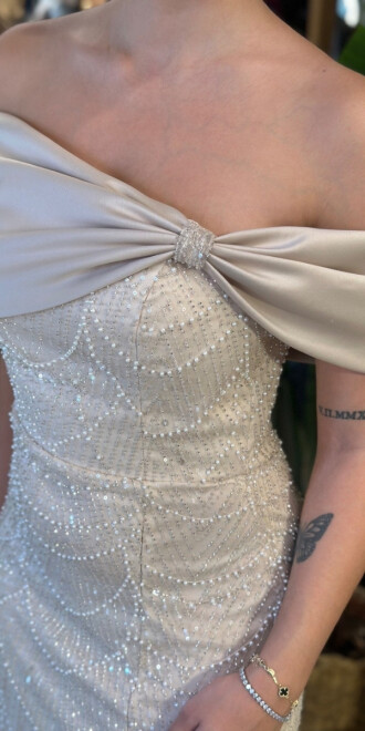 Pudra Renk Madonna Yaka Yırtmaçlı Düz Kesim Pullu Boncuklu Uzun Abiye Elbise 11029-05 - 4