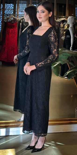 Siyah Kare Yaka Uzun Kollu Yırtmaçlı Düz Kesim Dantel Midi Abiye Elbise 11122-02 - 2