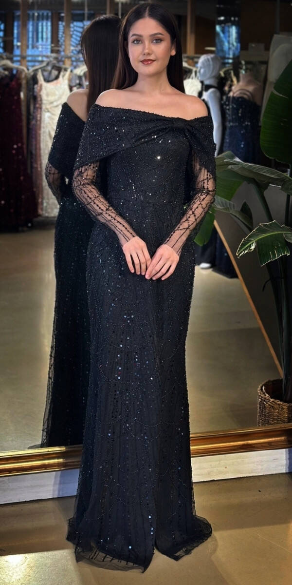 Siyah Madonna Yaka Uzun Kollu Yırtmaçlı Düz Kesim Pullu Boncuklu Uzun Abiye Elbise 11119-02 - 1