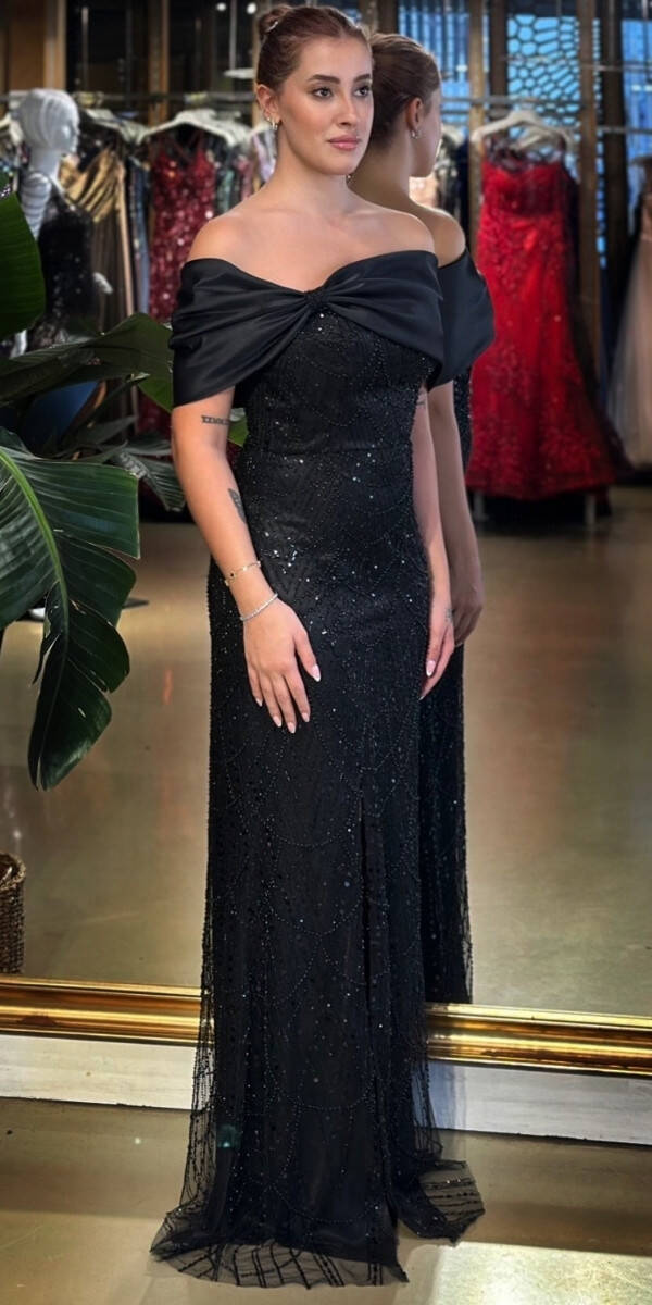 Siyah Madonna Yaka Yırtmaçlı Düz Kesim Pullu Boncuklu Uzun Abiye Elbise 11029-07 - 2