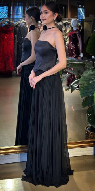 Siyah Straplez Yaka Çiçek Aksesuarlı Kloş Etekli Tül Uzun Abiye Elbise 11153-01 - 2