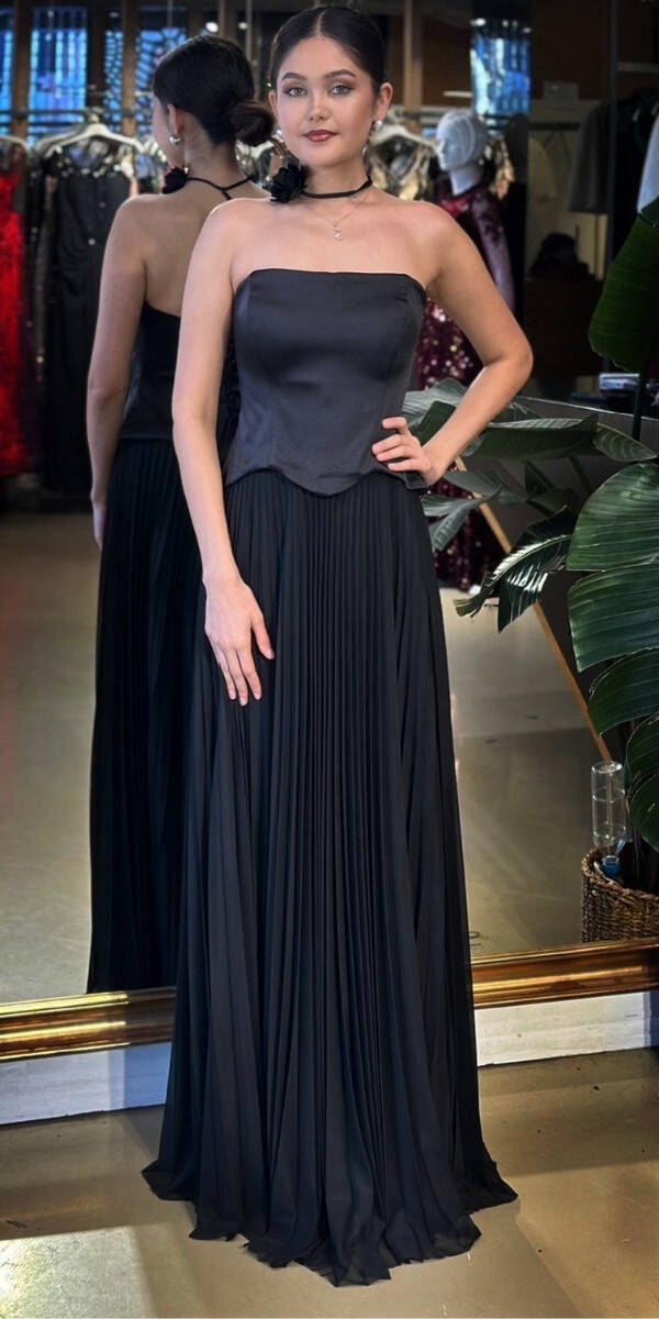 Siyah Straplez Yaka Çiçek Aksesuarlı Kloş Etekli Tül Uzun Abiye Elbise 11153-01 - 1