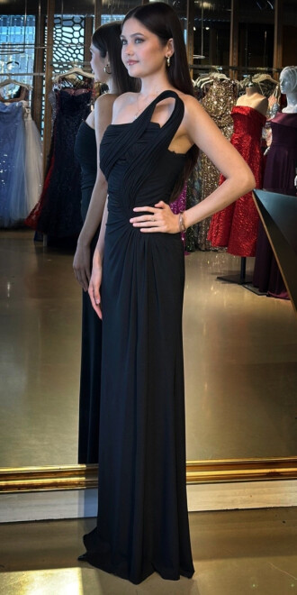 Siyah Straplez Yaka Detaylı Yırtmaçlı Düz Kesim Likralı Uzun Abiye Elbise 11031 - abiyeniall