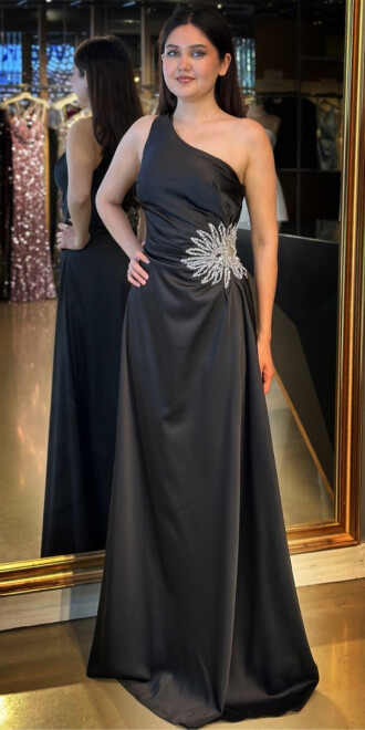 Siyah Tek Omuzlu Taş Detaylı Düz Kesim Saten Uzun Abiye Elbise 7684 - abiyeniall