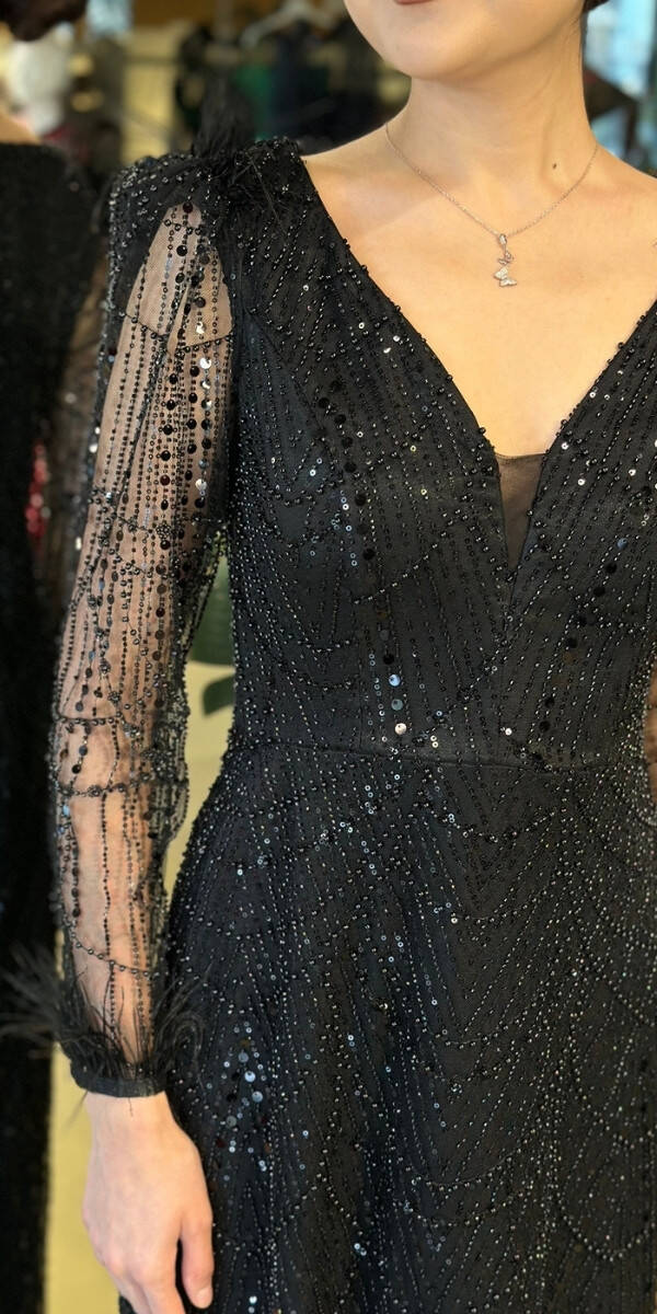 Siyah V Yaka Uzun Kollu Tuy Detaylı Düz Kesim Pullu Boncuklu Uzun Abiye Elbise 11114-01 - 4